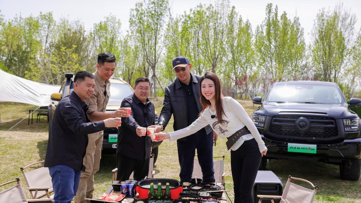 SMG东方广播中心与斑马智行携手发布AI播客产品，引领智慧出行音频新纪元
