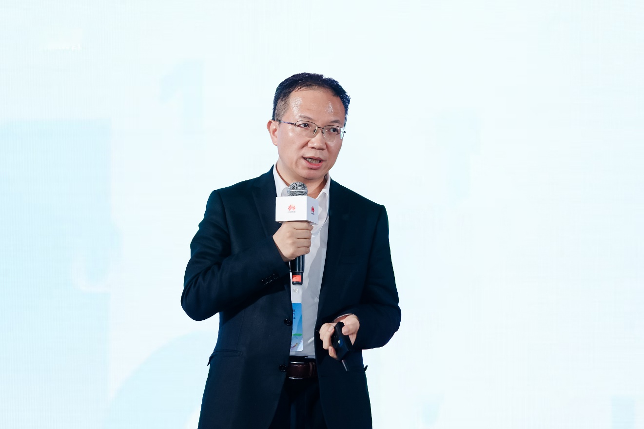 半数AI替代员工企业后悔，警惕AI用工风险：从‘未来之光’到‘无奈之举’